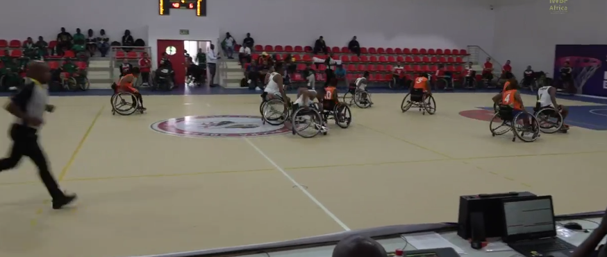 L’équipe féminine sud-africaine de basketball en fauteuil roulant dans la couverture de sa victoire d’ouverture contre la Zambie.