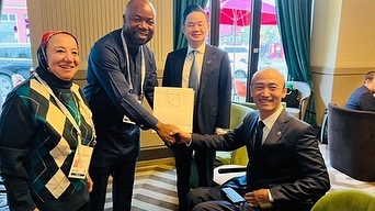 Samson Deen y miembros de las delegaciones africana y coreana posan juntos durante su reunión en Berlín.