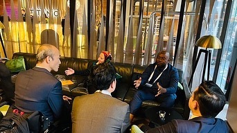 Los delegados intercambian opiniones alrededor de una mesa en Berlín.