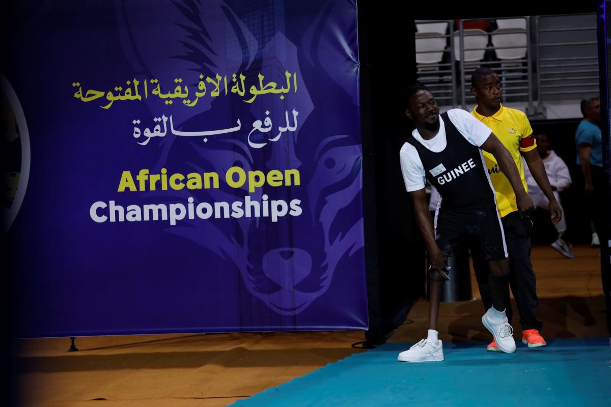 Un compétiteur guinéen arrive aux Championnats Open d’Afrique.