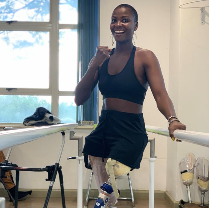 Sururu during her experience of learning to walk with prostheses.