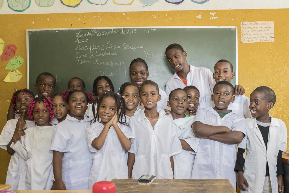 Esperança Gicasso con alumnos en la escuela.