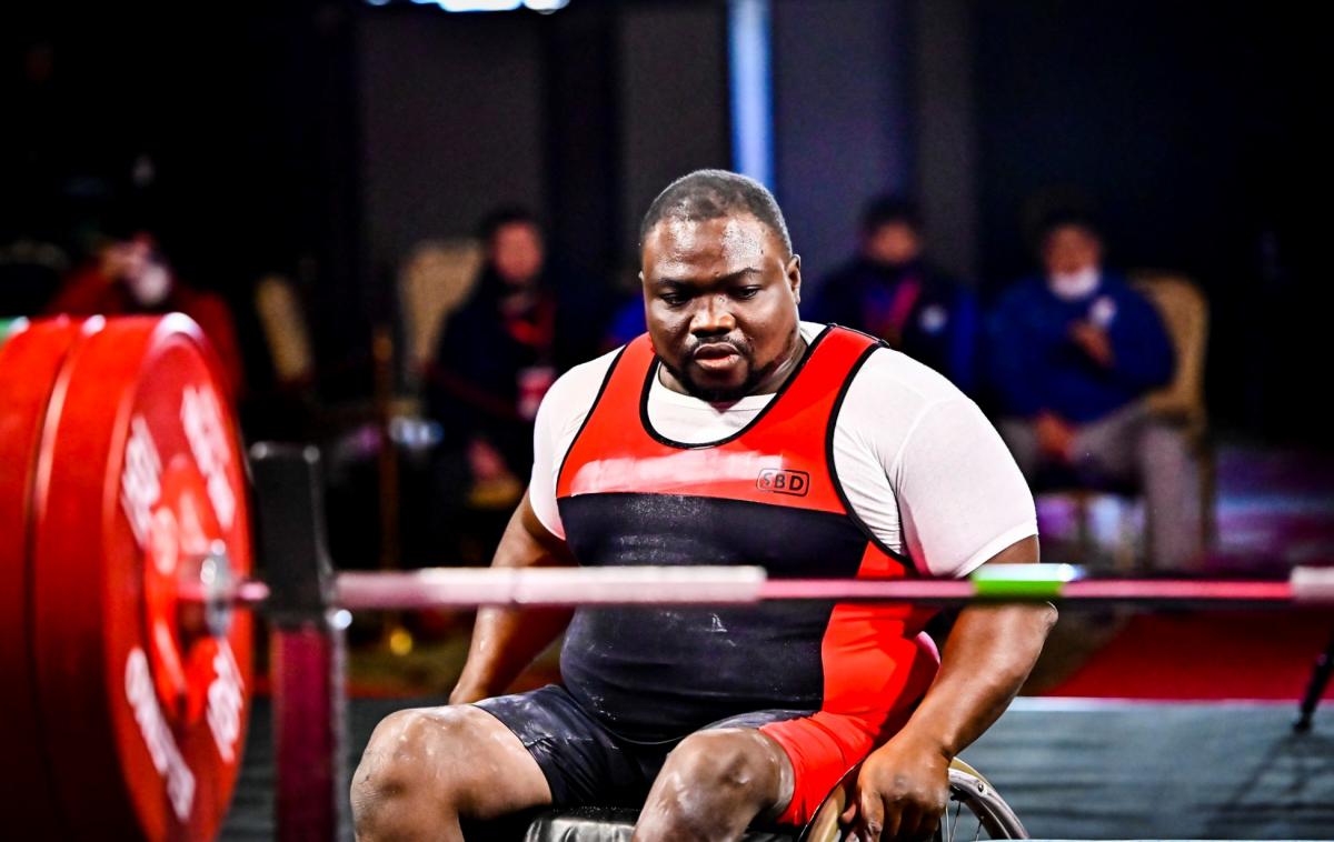 Modou Gamo se prepara para levantar en los Mundiales de Tiflis 2021.