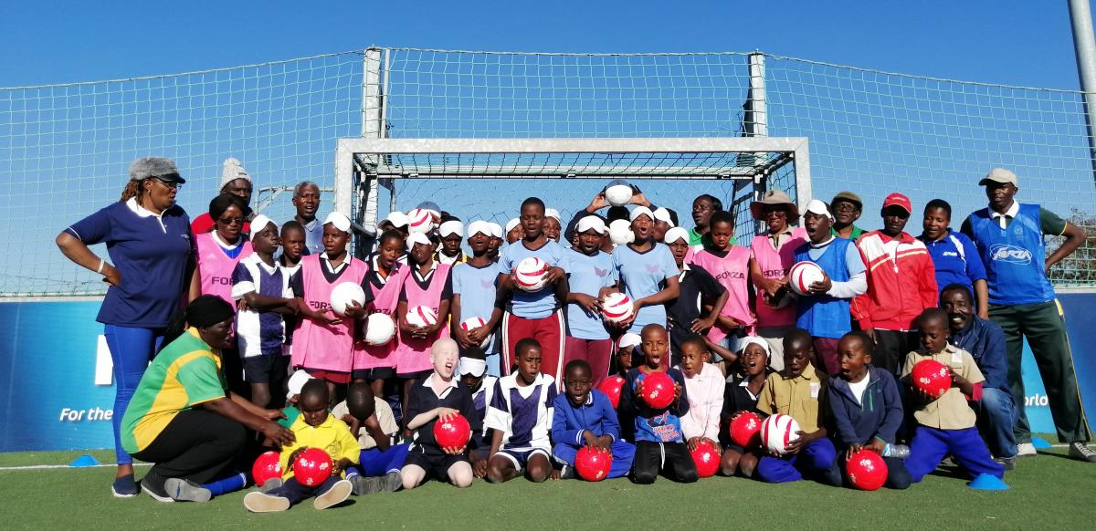 Estudiantes reunidos en una concentración de fútbol para ciegos en Zimbabue