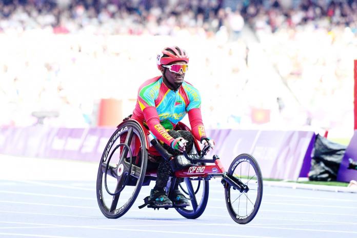 El eritreo Sibhatu Kesete Weldemariam en la pista de París 2024.
