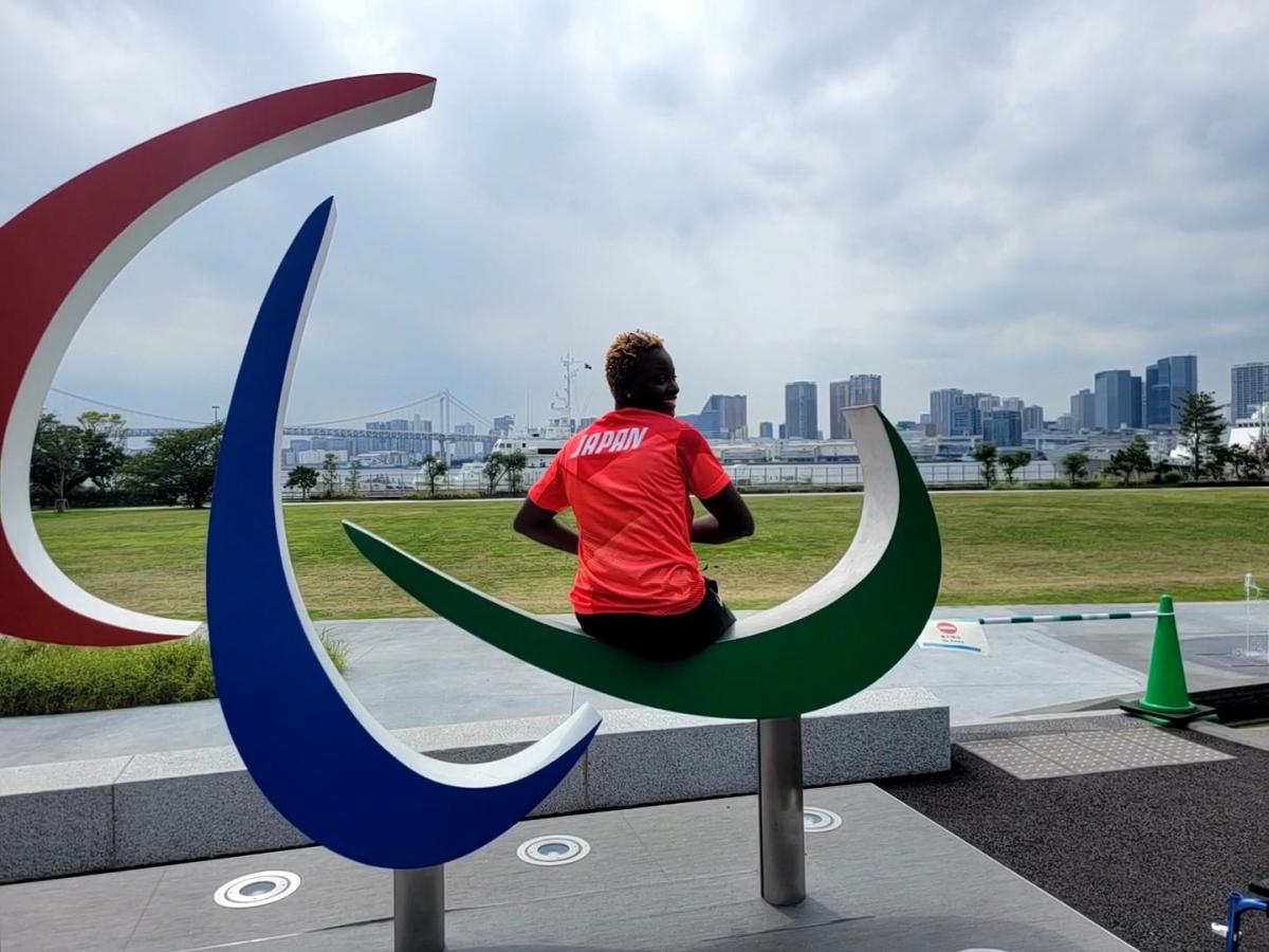 Asiya Mohammed Sururu posa junto al símbolo paralímpico en Tokio.