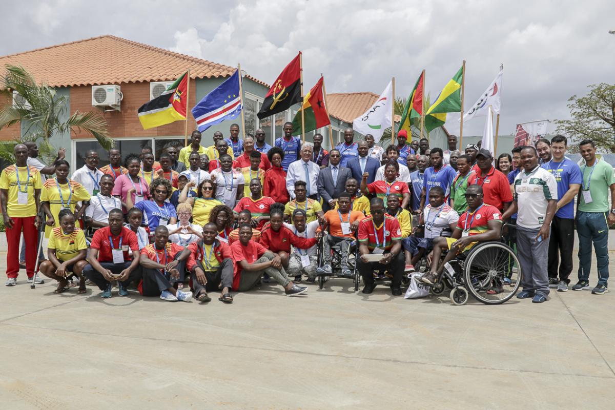 Participantes de la concentración posan juntos en Luanda.