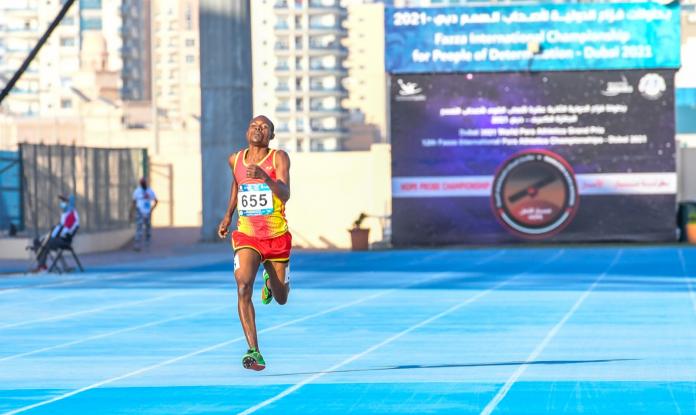 El paralímpico zambiano Lassam Katongo en la pista