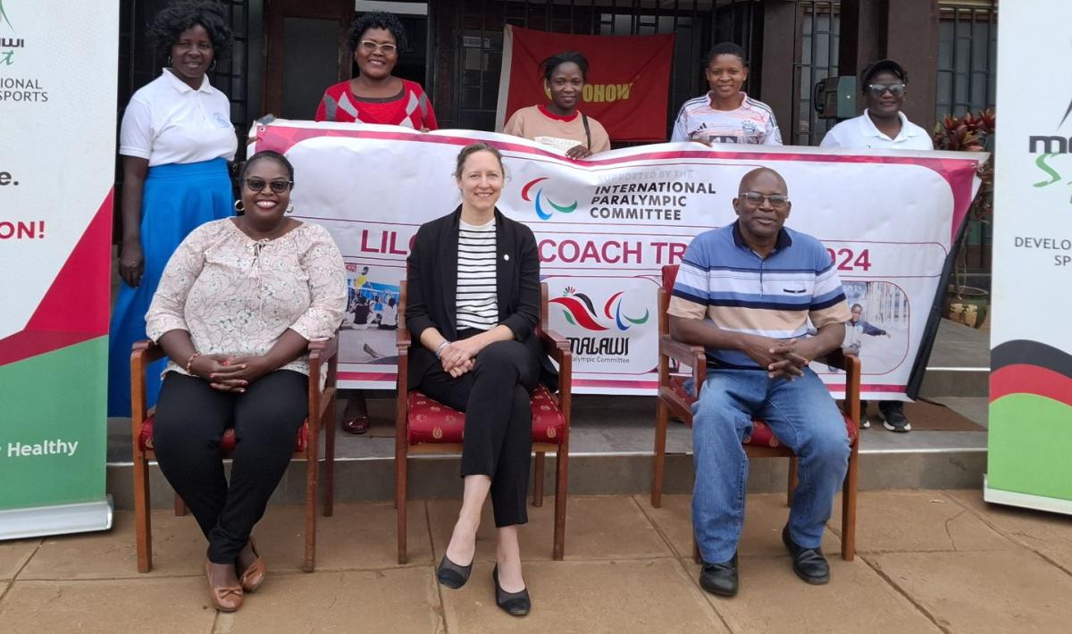 Kristina Molloy reúne-se com representantes do desporto e da educação do Malawi.