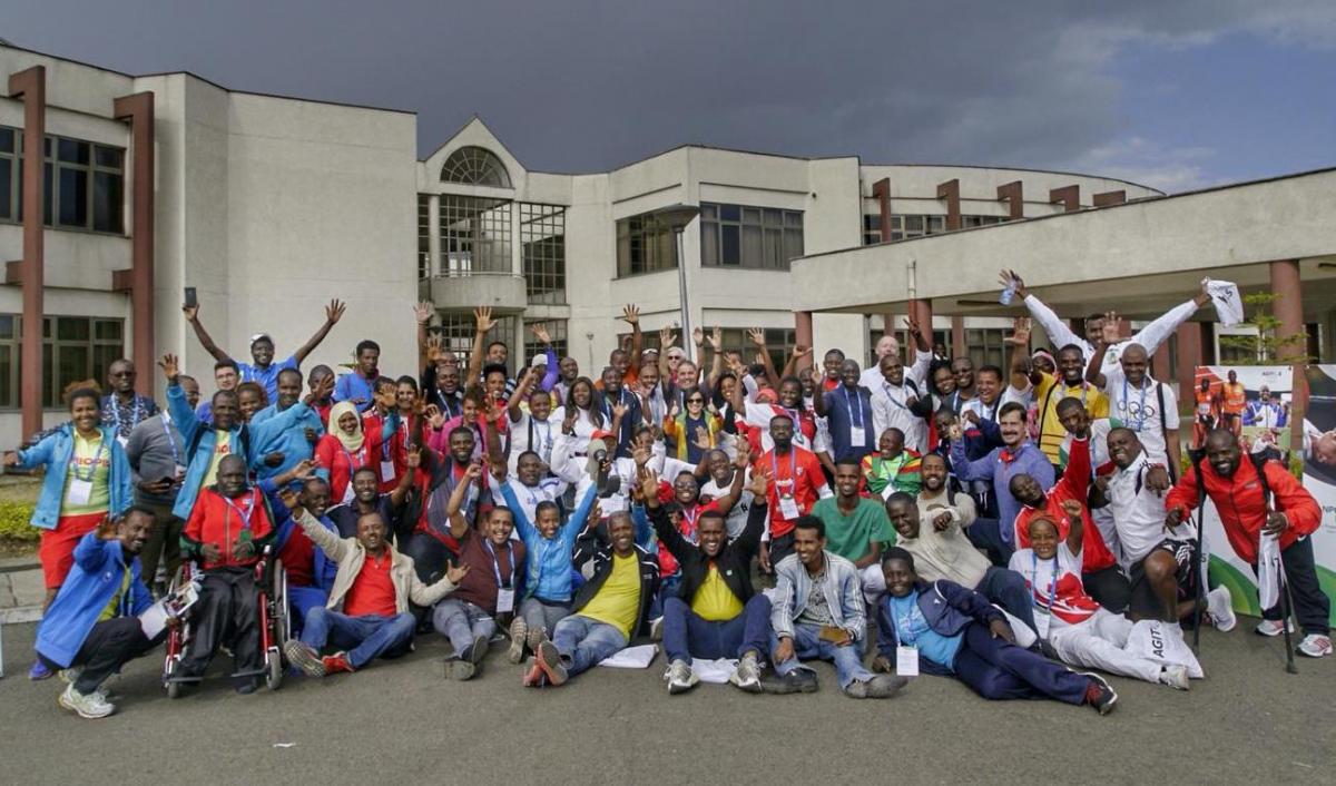 Participantes do estágio posam em frente a um edifício.