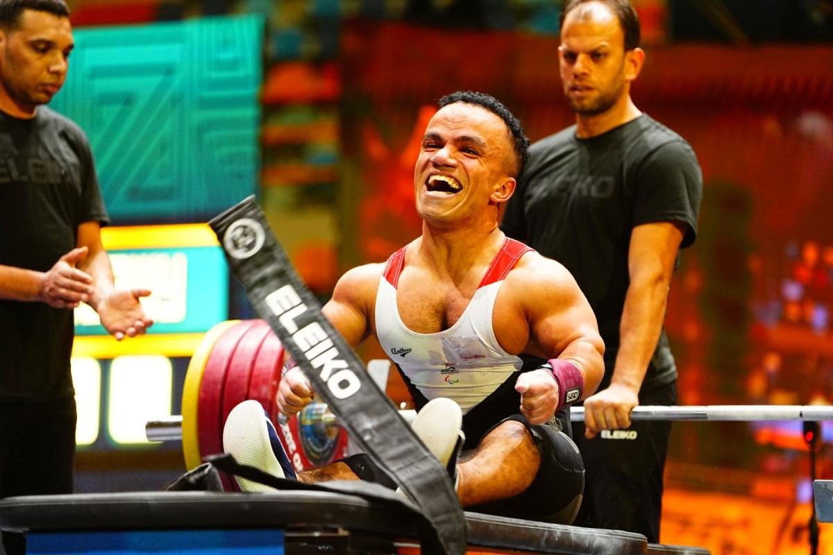 Mohamed Elmenyawy celebra su victoria en El Cairo 2025.