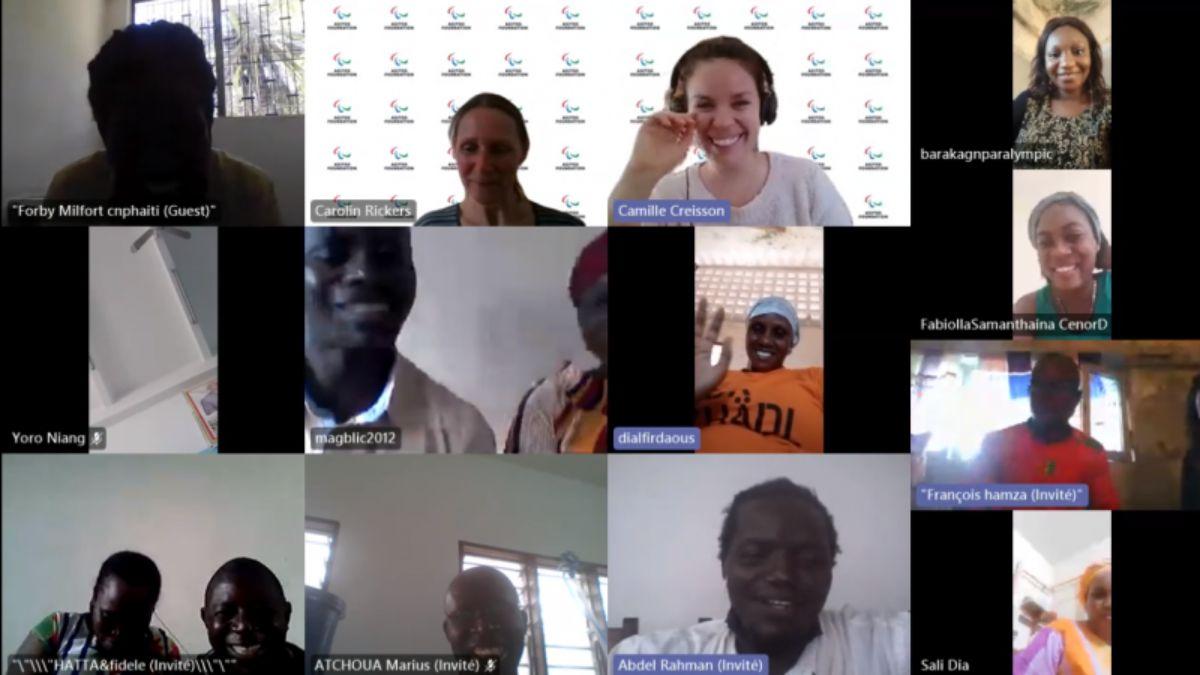 Un atelier en ligne affichant une grille de participants.