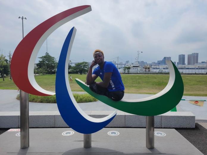 Sururu visits the Paralympic symbol in Tokyo.