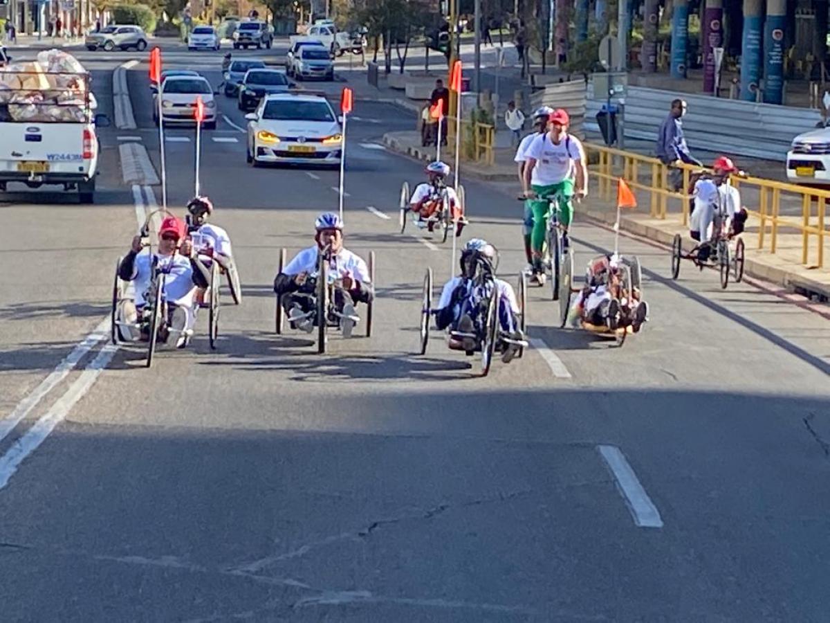Ciclistas de mano recorren el centro de Windhoek.