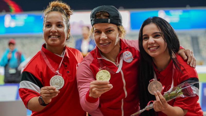 Les médaillées du disque célèbrent leur podium à Rabat.