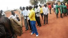 Participantes conversan sobre voleibol sentado en Rumbek