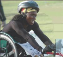 Anita Fordjour con casco en una silla de ruedas de competición.