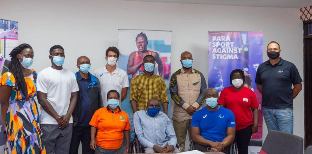 Participantes del taller en una fotografía del informe del IPC sobre la planificación del desarrollo de deportistas en Accra para Ghana, Malawi y Zambia.