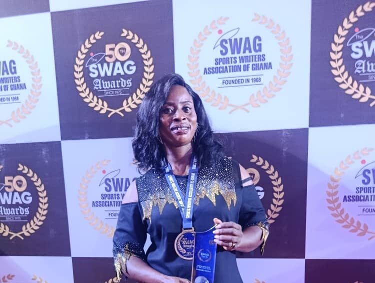 Zinabu Issah holds her award in a photograph accompanying GBC’s November 2025 report on her SWAG Para Athlete of the Year recognition.