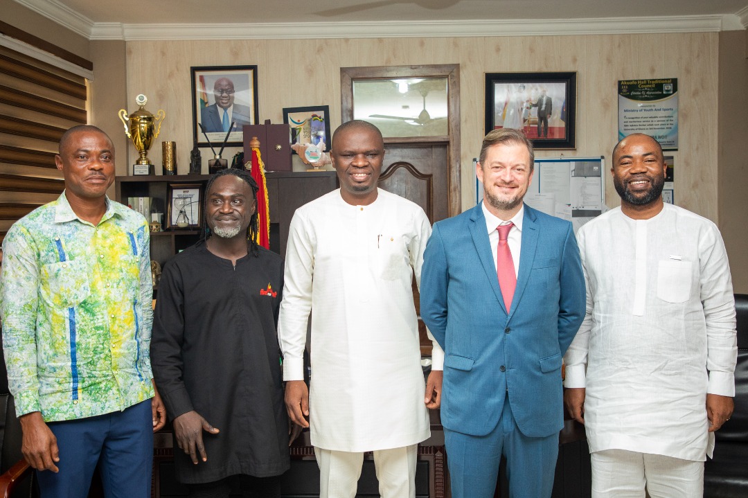 Delegation members join Andrew Parsons, Mustapha Ussif and Samson Deen for a group photograph.