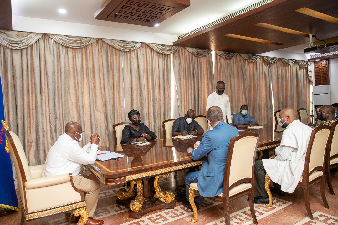 A wide view of the presidential meeting, with participants seated around the conference table.