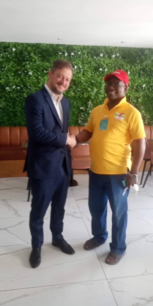 Dois delegados cumprimentam-se em Rabat.
