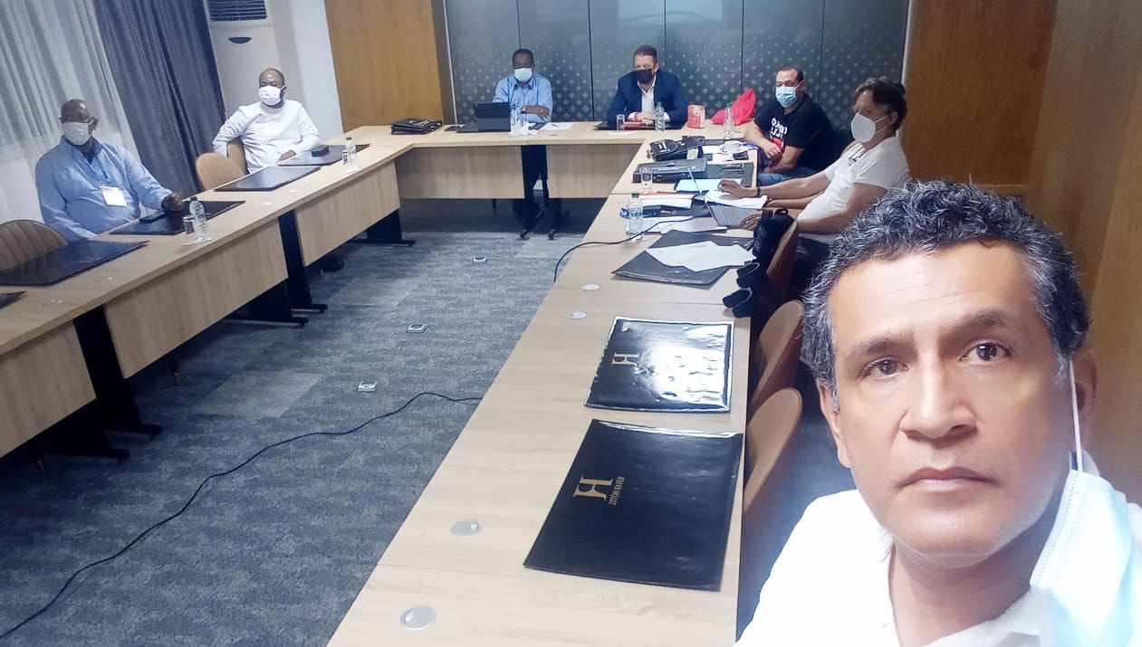 Fotografia de grupo à volta da mesa de reunião.