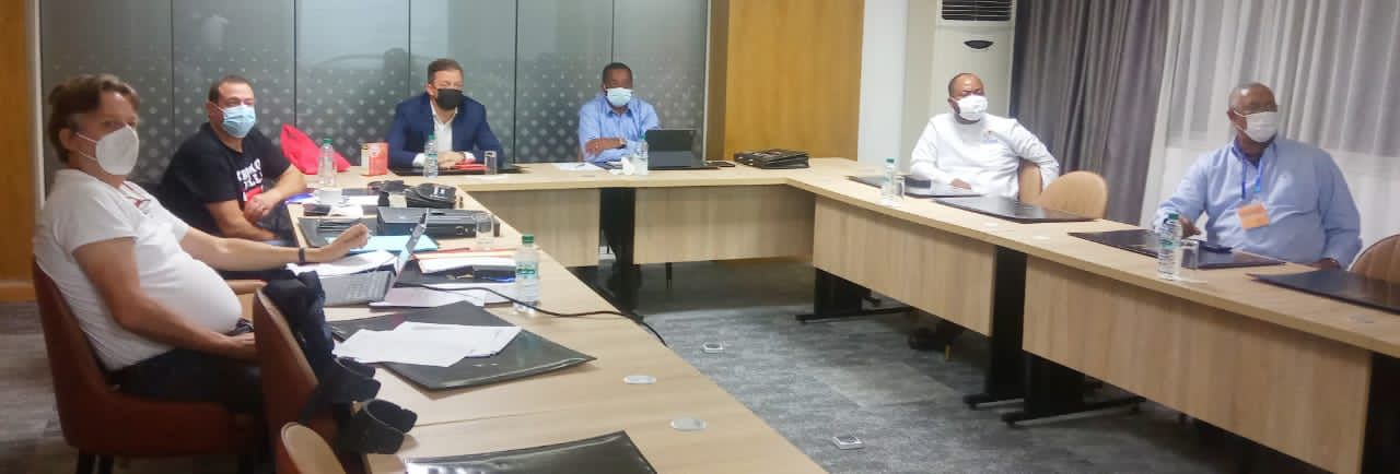 Delegados sentados à volta de uma mesa de conferência em Rabat.